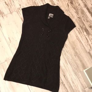 Short Sleeve Sweater. Daisy